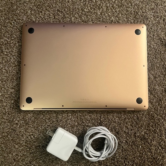 Apple Computers, Laptops & Parts Like New 220 3inch Apple Macbook